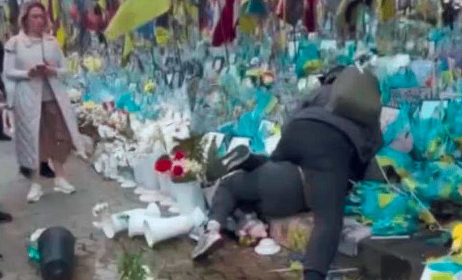 У Києві жінка вчинила погром на Алеї Героїв