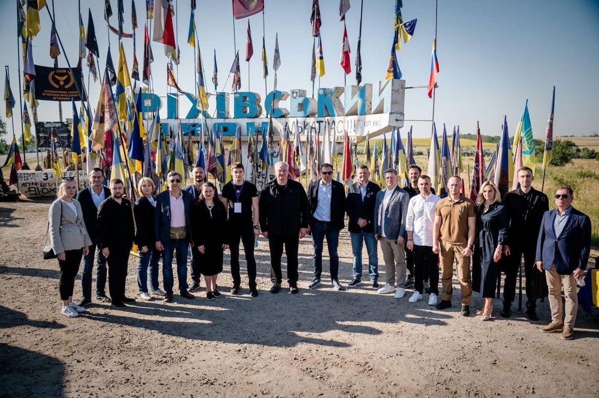 Сибіга з послами відвідав передові позиції ЗСУ