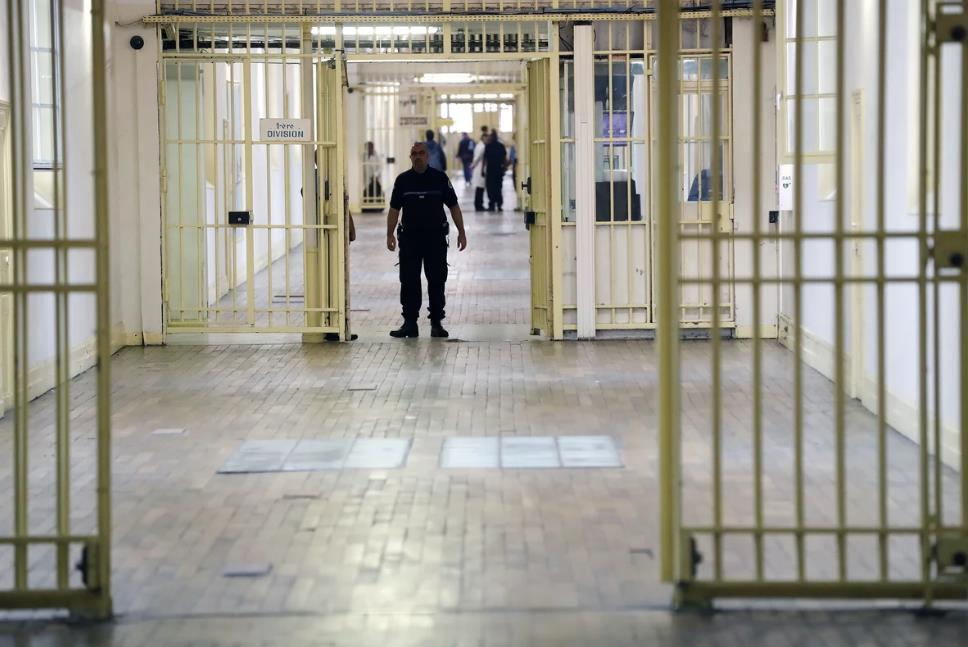 У Франції ув’язнений втік із в’язниці, сховавшись у мішку з білизною