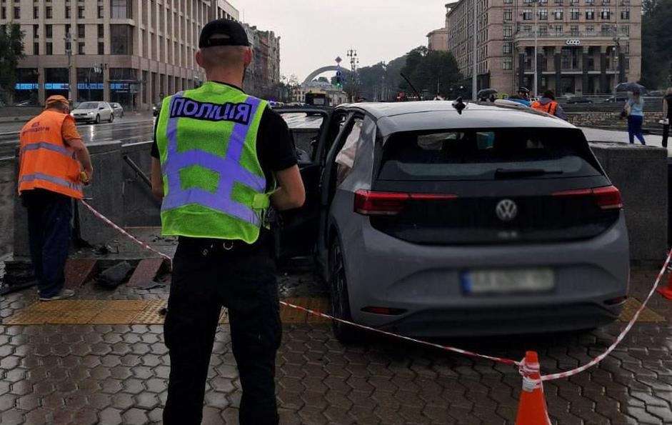У Києві електромобіль влетів у підземний перехід, водія госпіталізовано