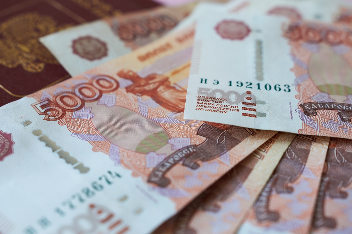 Росіяни виносять мільярди готівки з банків через перебої з інтернетом