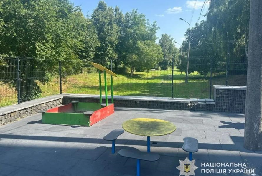 У Тернополі підліток влаштував стрілянину біля дитячого майданчика