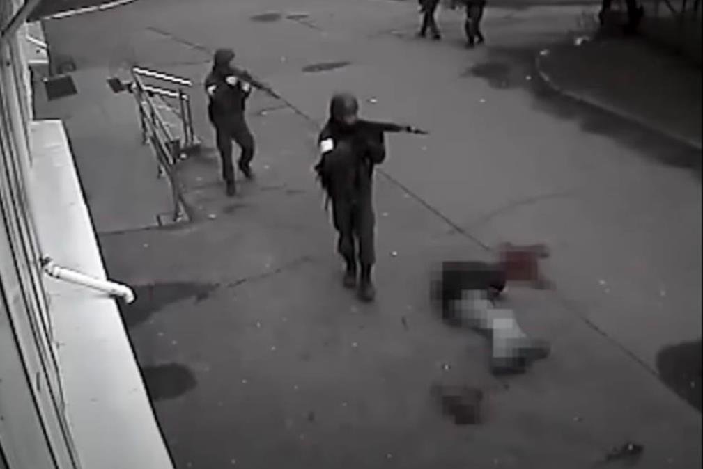ЗМІ показали нові кадри розстрілу цивільного в Бучі та мародерства армії РФ