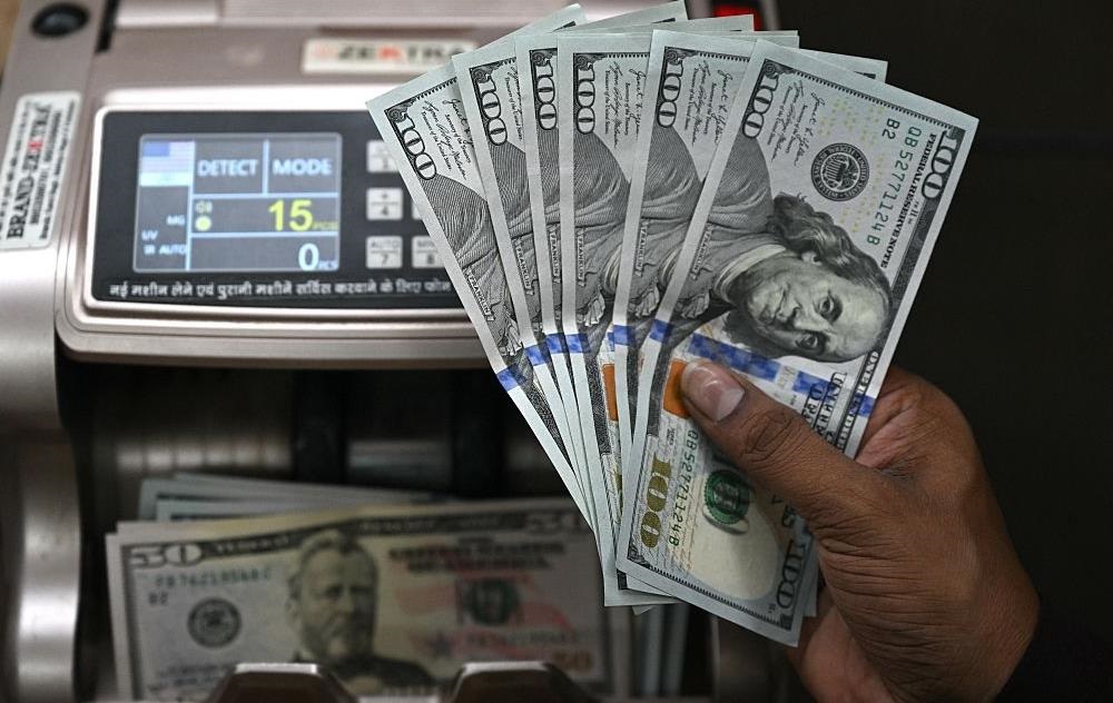 Частка долара у міжнародних розрахунках впала до мінімуму з 2024 року