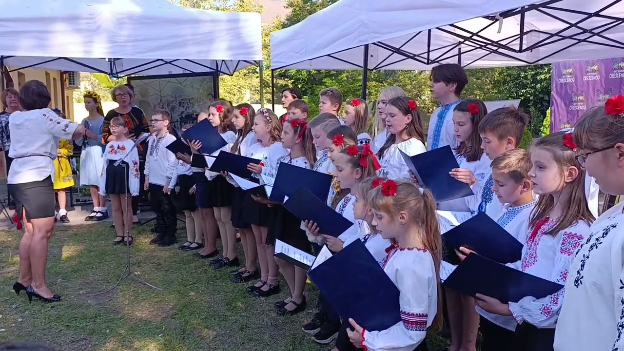 Виступ учнів перед початком дискусійного клубу “Мистецтво без меж: долаємо стереотипи”