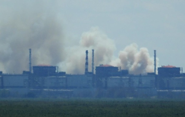 МАГАТЕ зафіксувало обстріли і чорний дим біля ЗАЕС