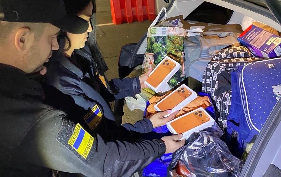 Митники зупинили спробу контрабанди IPhone 17