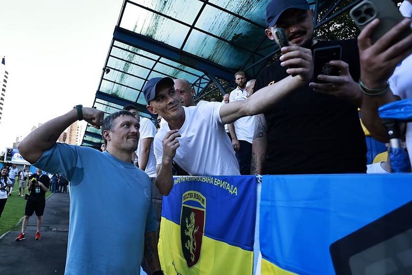 Не дотягнули: Усик і зірки футболу програли португальцям