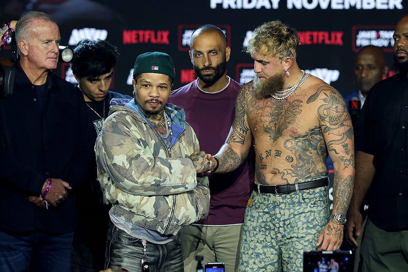 Перша битва поглядів: Пол проти Девіса