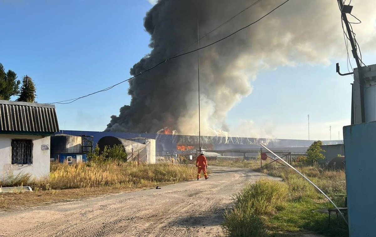 Під Києвом горить логістичний центр піля атаки РФ