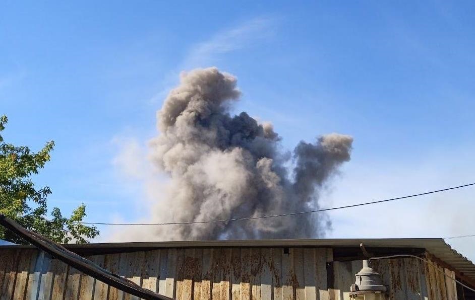 Потужні прильоти у Донецьку: над містом видно дим