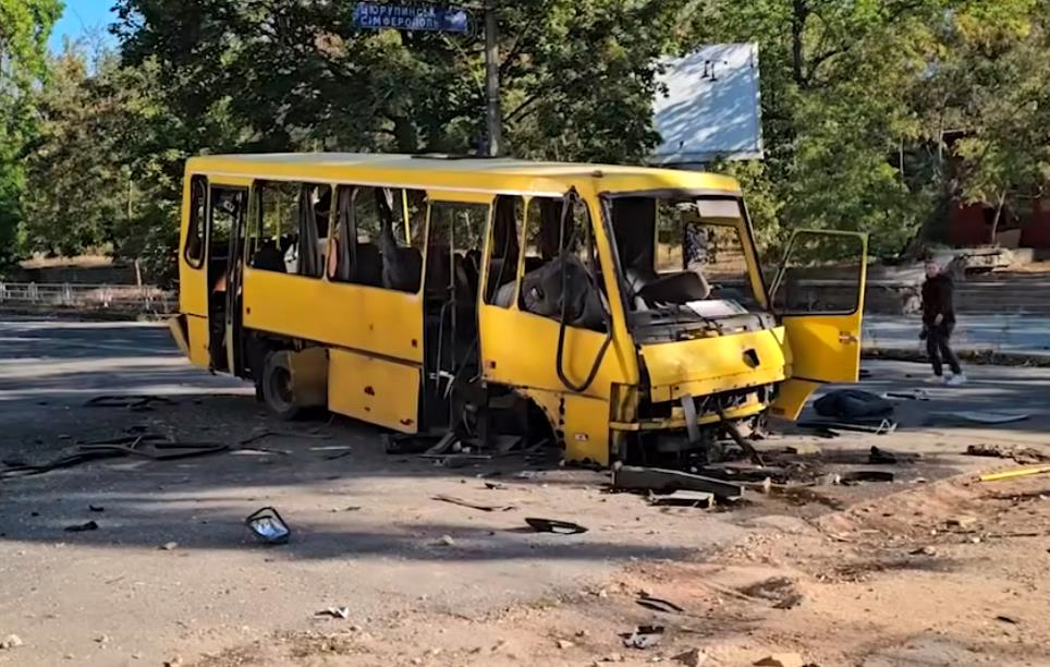 Росіяни обстріляли Херсон: влучили в маршрутку