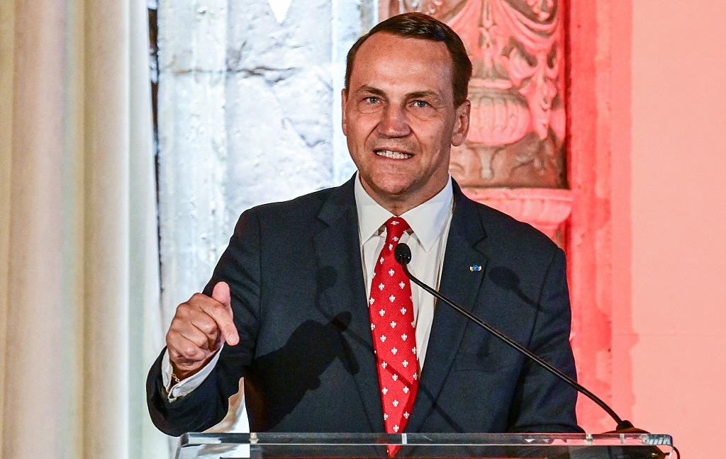 Сікорський: Путін насміхається з Трампа