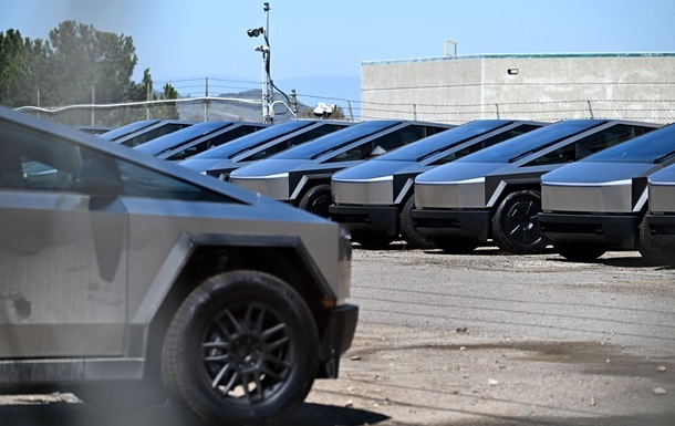 Tesla прибрала найдешевшу версію Cybertruck з продажу