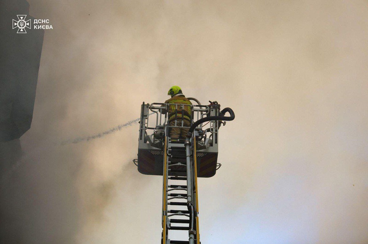 Новини Києва - У Києві масштабна пожежа: горить багатоповерхівка