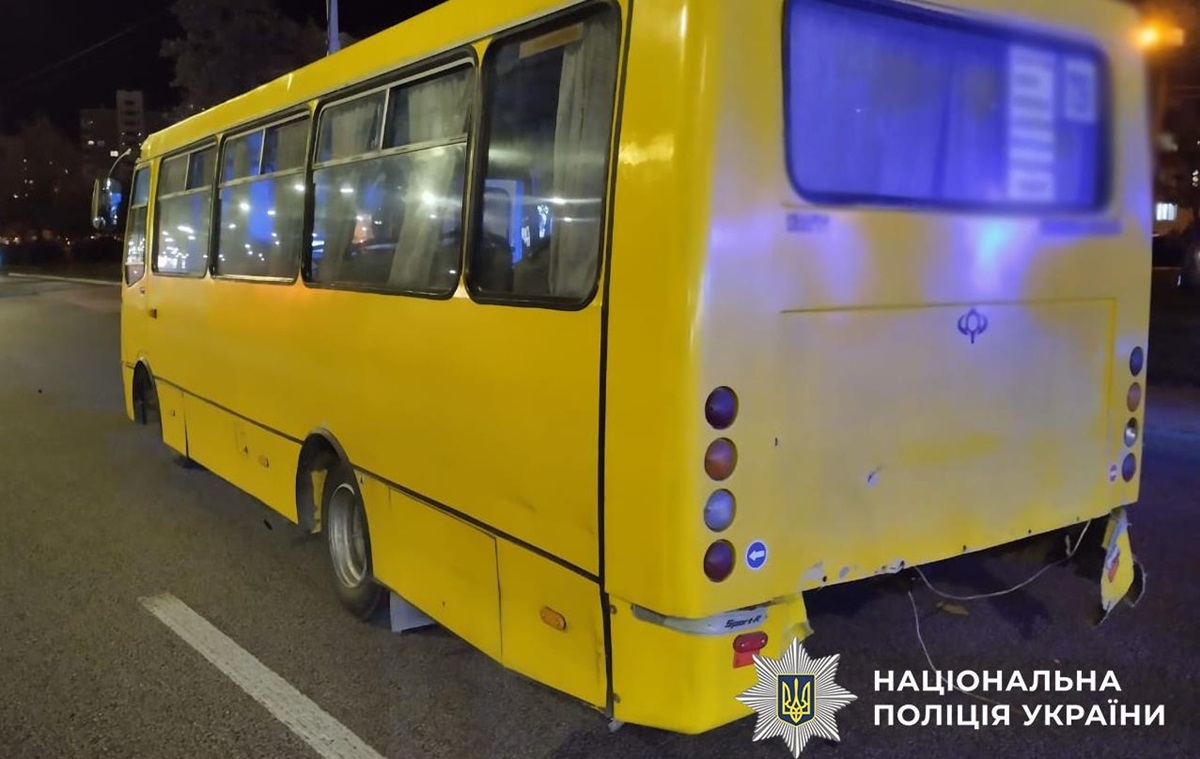 У Києві водій Mercedes напідпитку врізався в маршрутку