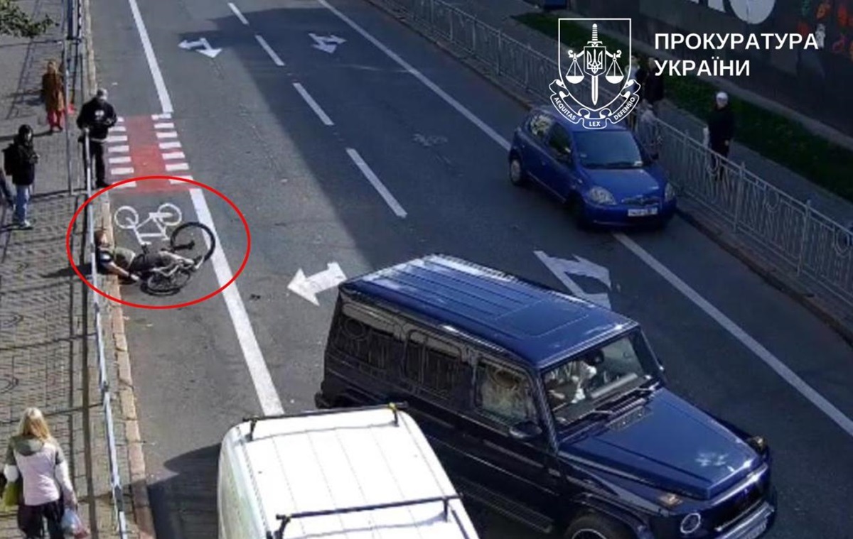 У Києві водій Mercedes побив велосипедиста до втрати свідомості