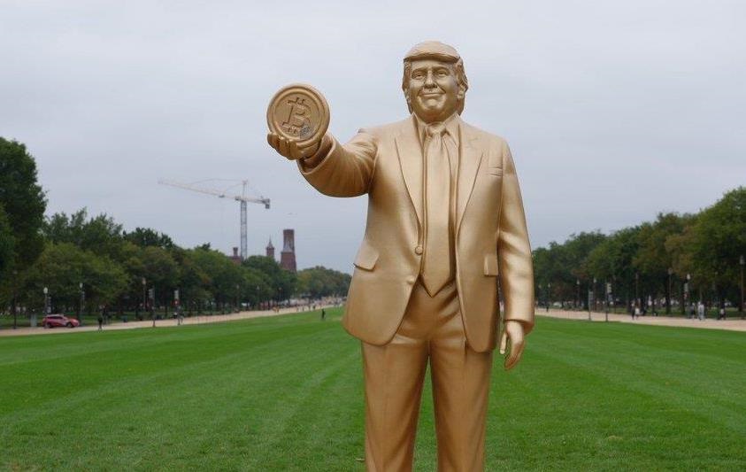У Вашингтоні встановили “золоту” статую Трампа