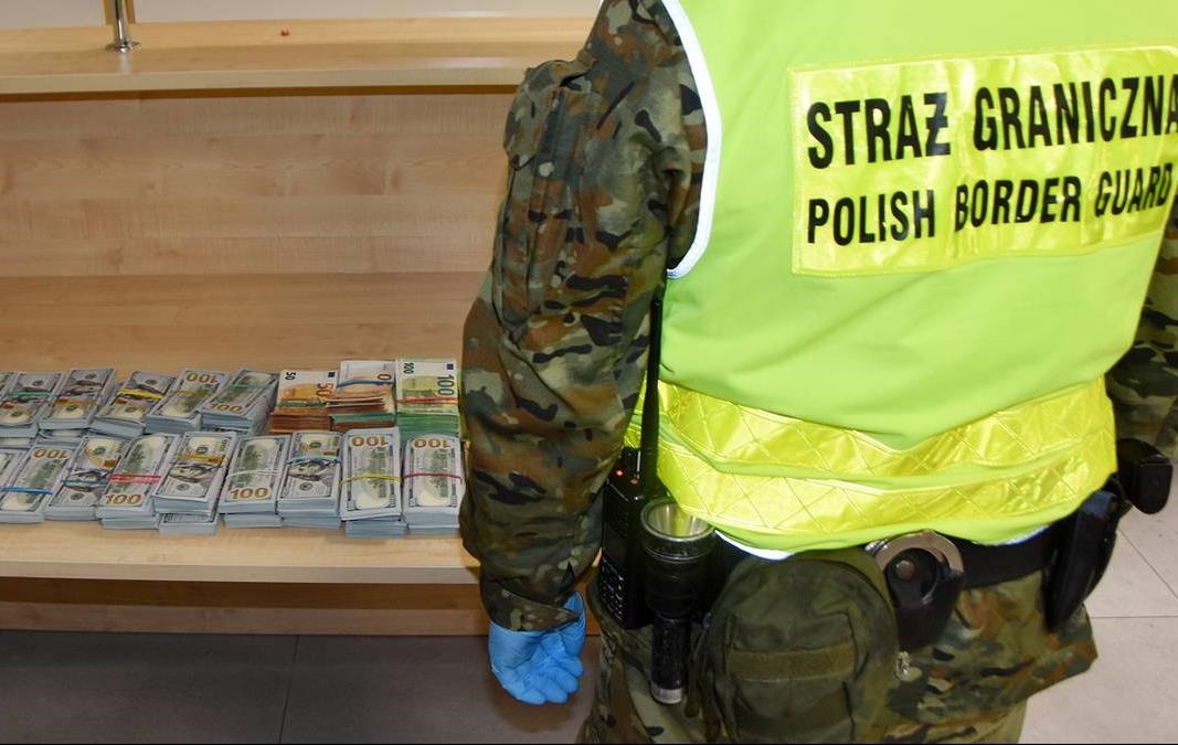 Українка намагалася провезти у Польщу купу валюти у валізі