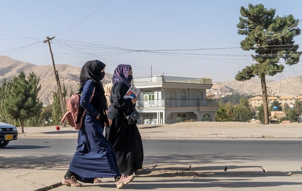 В Афганістані заборонили вчитися за написаними жінками книгами