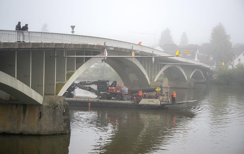В Німеччині судно протаранило два мости на річці