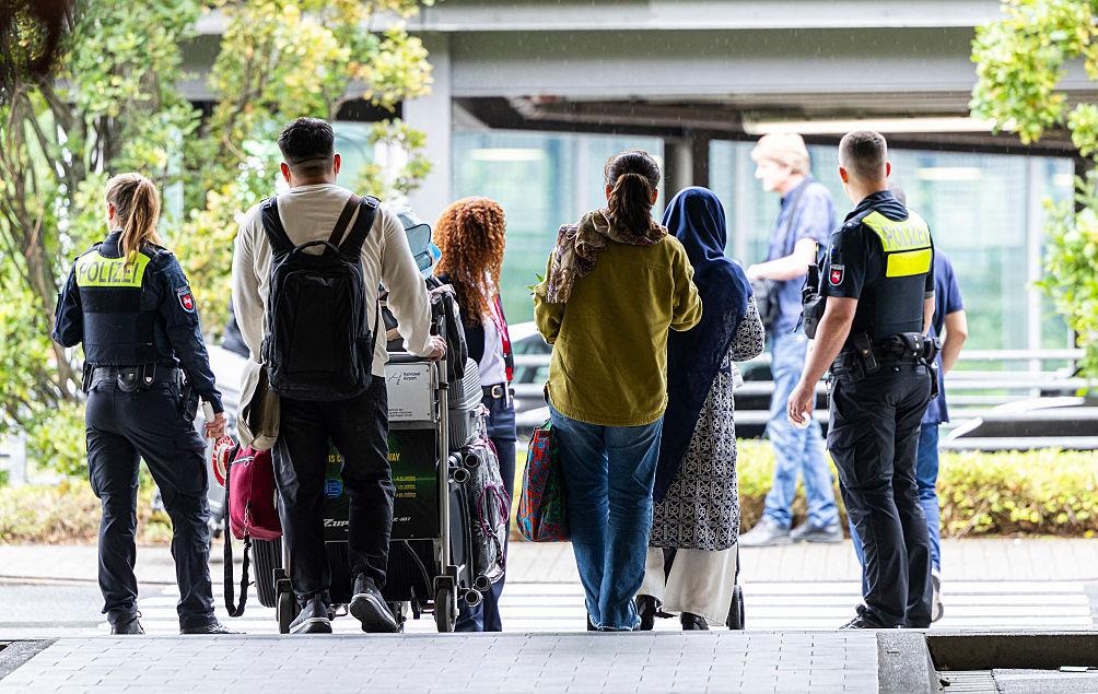 Новини світу - В Німеччині вперше за 15 років зменшилась кількість біженців