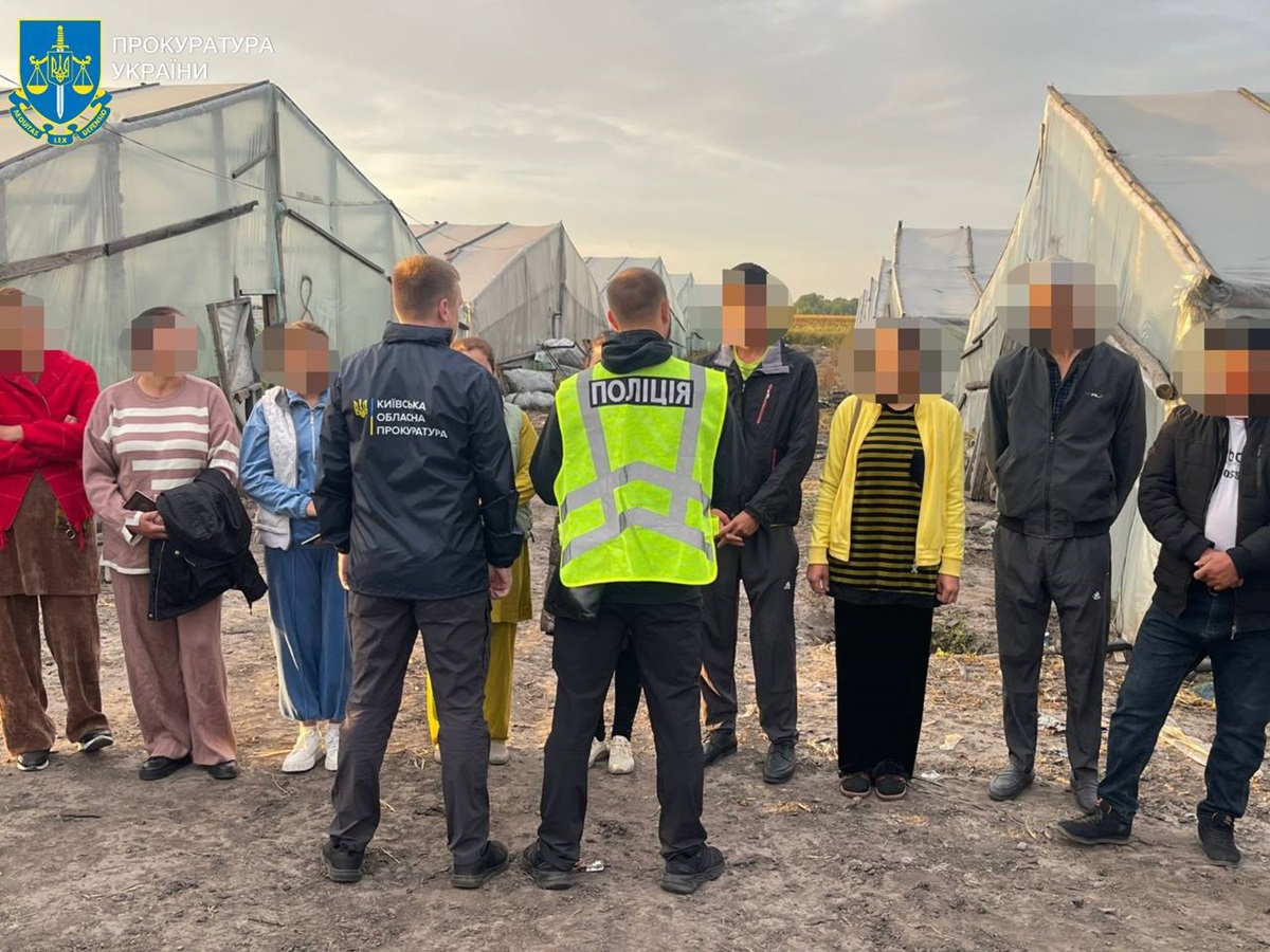 Вербували й експлуатували узбеків: під Києвом виявили ферму з рабами