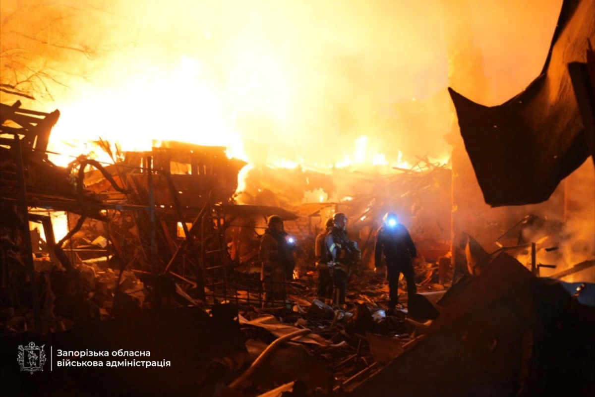 Новини України - З'явилися кадри наслідків удару по Запоріжжю