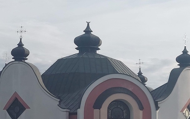 Затримано чоловіка, який зрізав хрест із української церкви в Польщі