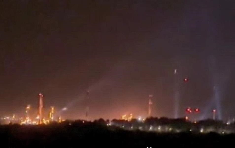 Новини України - ЗСУ завдали удару по Саратовському НПЗ