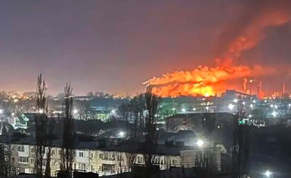 Новини світу - Дрони атакували НПЗ в російській Уфі - соцмережі