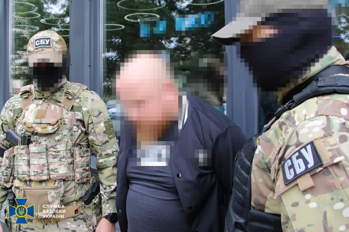 Ексохоронця соратника Медведчука викрили на схемі для ухилянтів