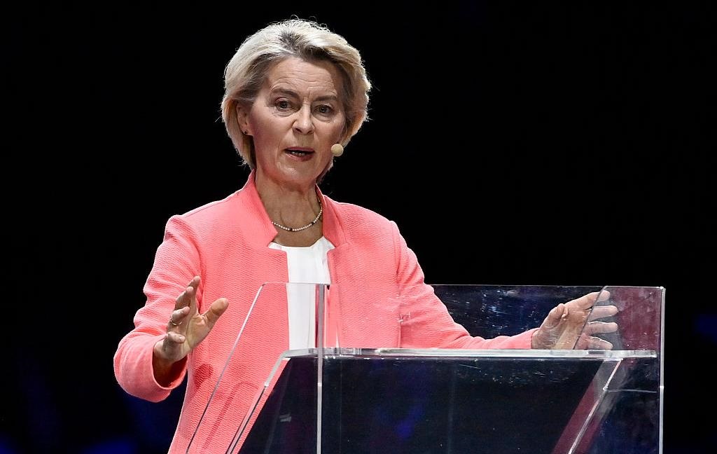 Глава ЄК назвала зальоти дронів Росії гібридною війною проти ЄС