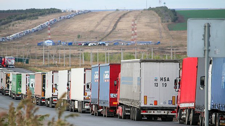 Казахстан блокує фури до Росії, шукаючи підсанкційні товари