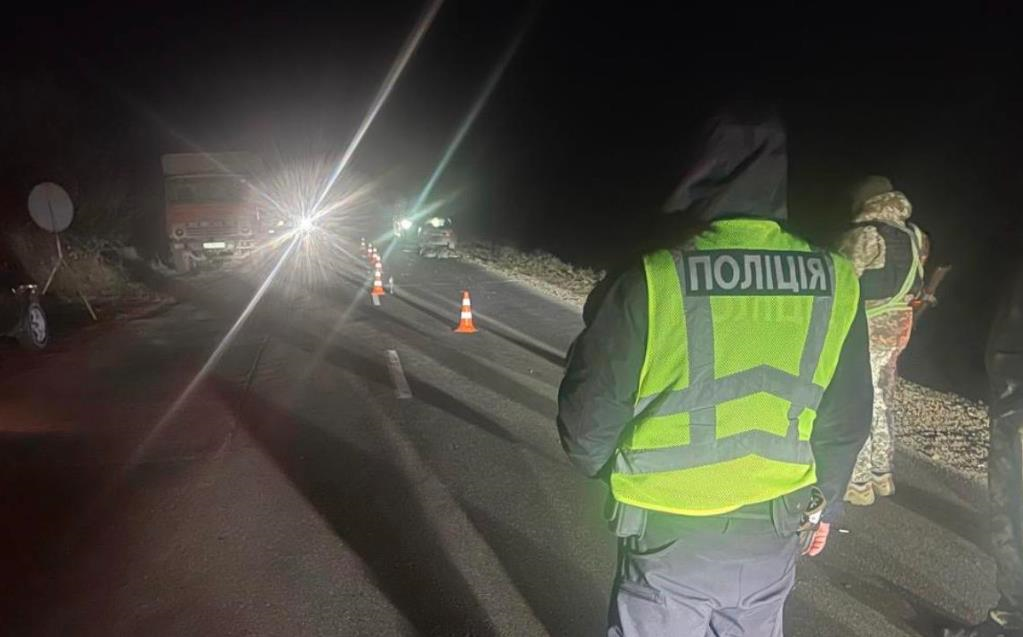 На блокпості під Одесою фура збила двох військових