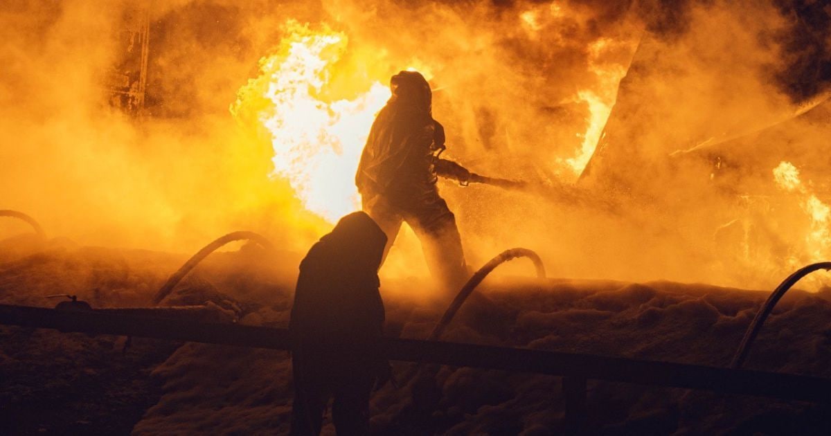 На Дніпропетровщині після обстрілів горять АТБ і багатоквартирний будинок