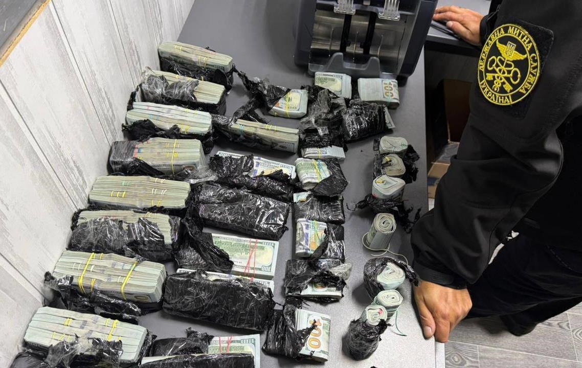 На кордоні знайшли майже $1 млн під капотом авто