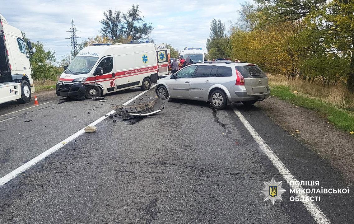 На Миколаївщині зіткнулися легковик та “швидка”: є постраждалі