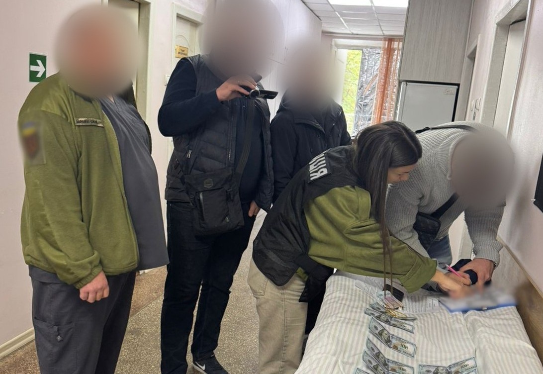 На Одещині військового медика спіймали на хабарі