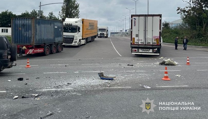 Під Львовом маршрутка зіткнулася з вантажівкою: є постраждалі