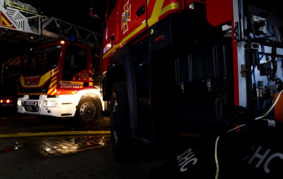 РФ ударила по Полтаві: пожежа охопила склад