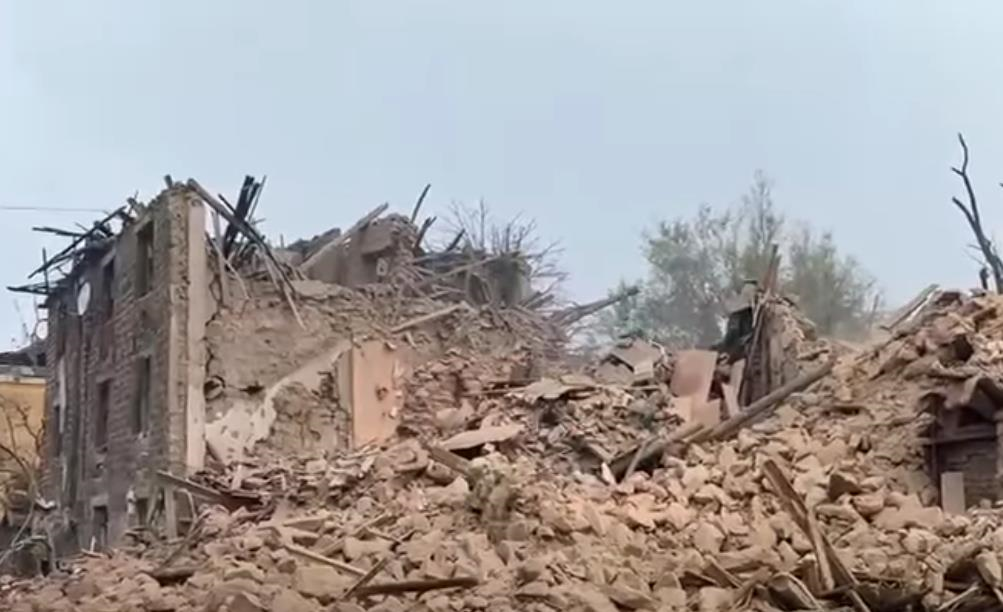 Росіяни скинули бомбу на багатоповерхівку у Костянтинівці