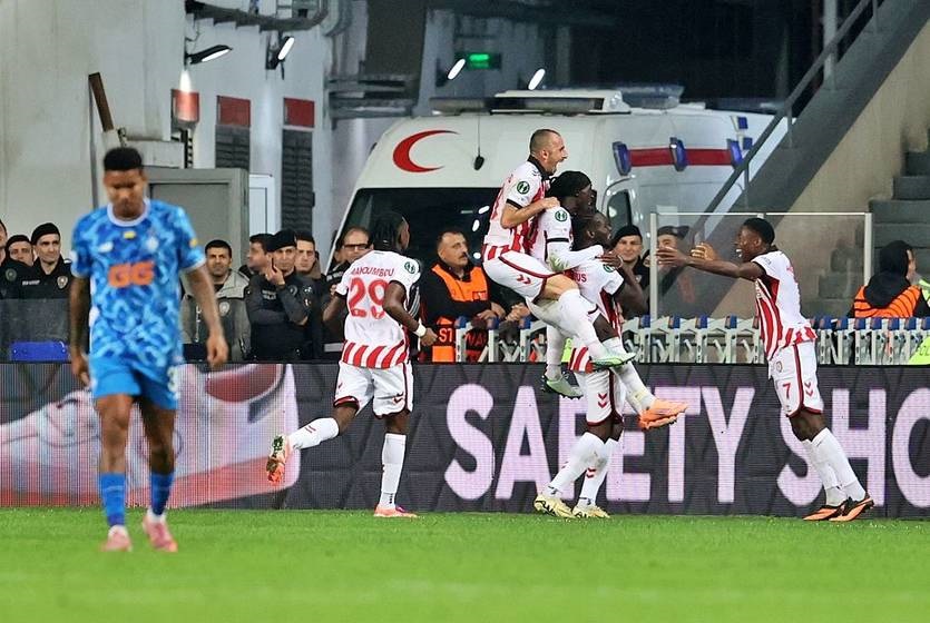 Самсунспор не залишив шансів: Динамо розгромно програло