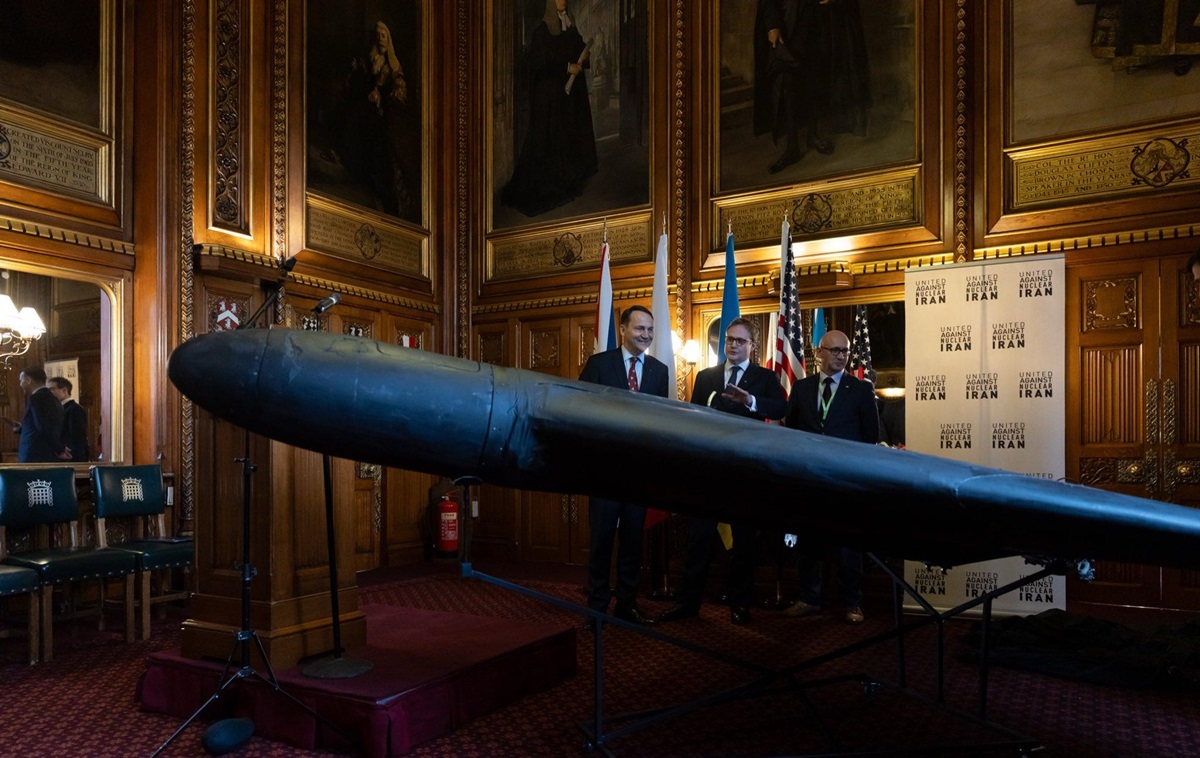 Сікорський показав іранський “шахед” у парламенті Британії