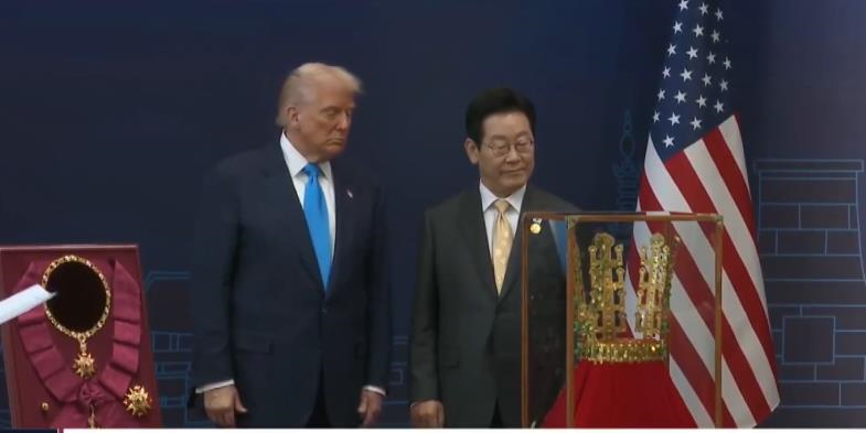 Трамп у Південній Кореї отримав копію золотої корони і найвищу нагороду