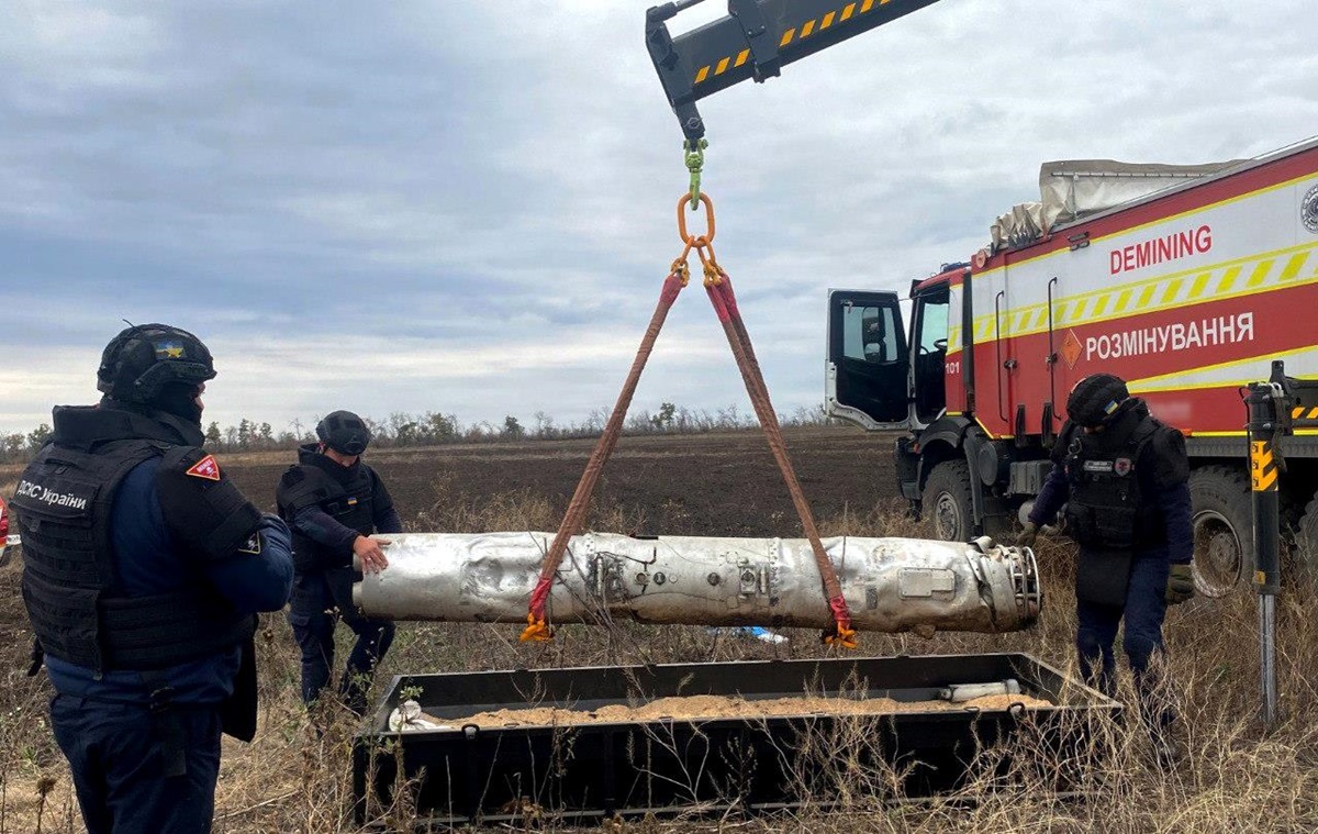 Тубус з нерозірваними авіаракетами РФ виявили в полі на Харківщині