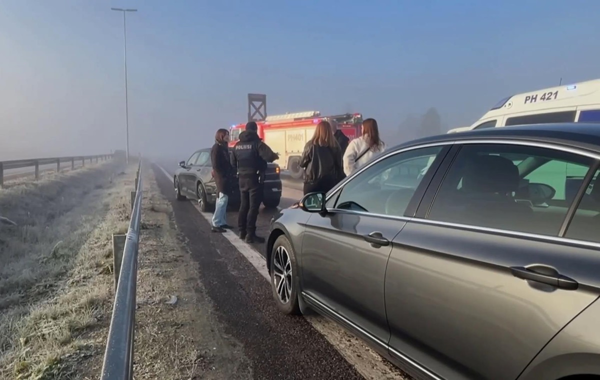 У Фінляндії десятки автівок зіткнулисьу ДТП