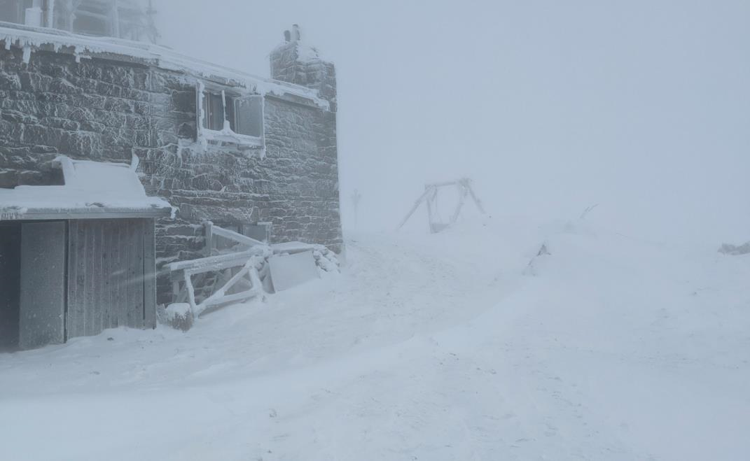 У Карпатах намело пів метра снігу й вдарив мороз