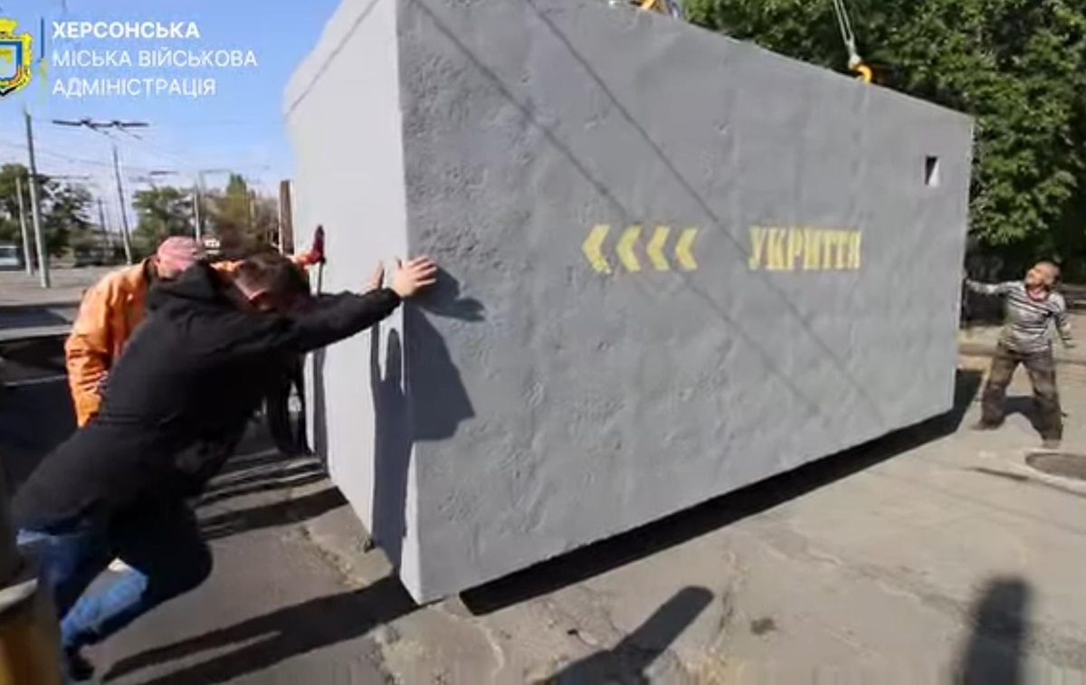 У Херсоні показали встановлення мобільного укриття