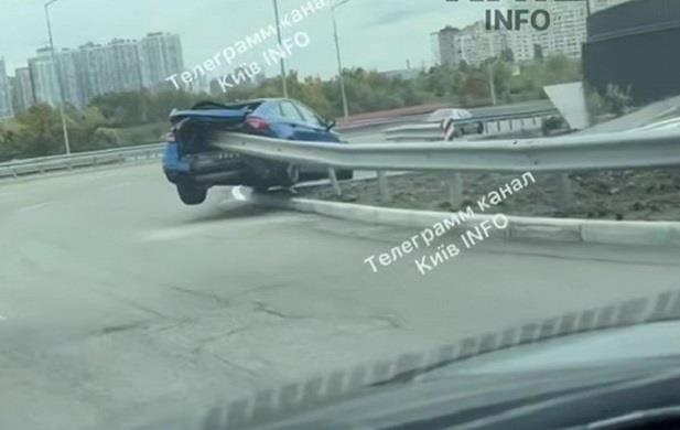 У Києві авто насадилось на відбійник